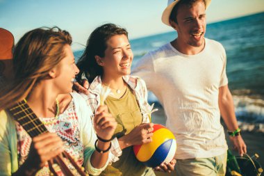 Genç arkadaşlar güneşli bir günde kumsalda yürüyüş yapıyorlar ve...