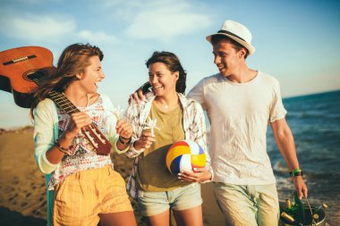 Genç arkadaşlar güneşli bir günde kumsalda yürüyüş yapıyorlar ve...