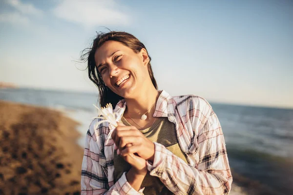 Una mujer feliz en la playa. Retrato de la hermosa chica, el wi — Foto de Stock