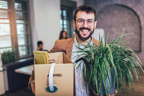 El hombre que tiene el primer día de trabajo conseguir en la oficina moderna, sosteniendo w — Foto de Stock