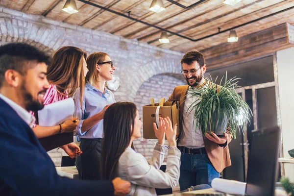 Nero uomo avendo prima lavoro giorno ottenere conoscenza con colle — Foto Stock