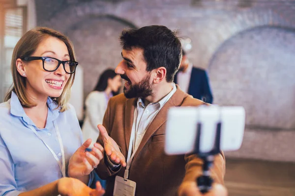 Business workshop.business Team Aufnahme Videoblog am Telefon in — Stockfoto