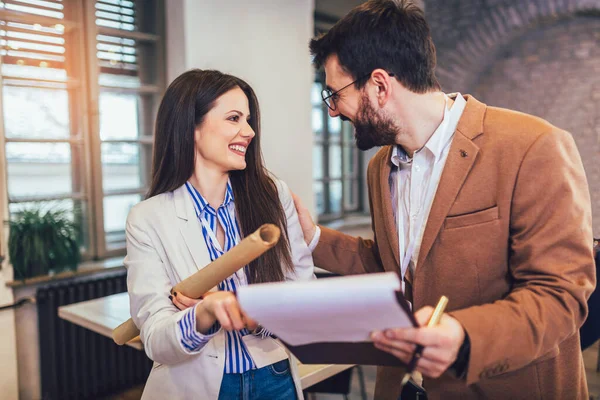 Zwei Designer arbeiten gemeinsam an neuem Projekt in modernem Büro. — Stockfoto