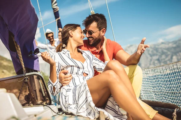 Szerető pár boldog időt egy jachton a tengeren. Luxus vaca — Stock Fotó