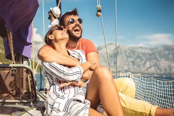 Liebespaar verbringt glückliche Zeit auf einer Jacht auf dem Meer. Luxus-Urlaub — Stockfoto