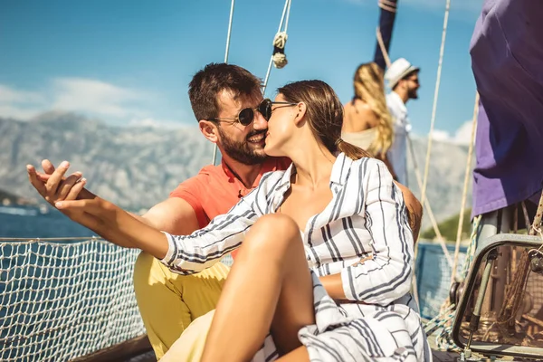 Verliefde paar gelukkige tijd doorbrengen op een jacht op zee. Luxe vaca — Stockfoto