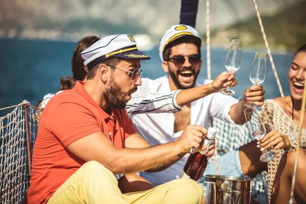 Amigos sorridentes com taças de champanhe no iate. Férias, tr — Fotografia de Stock