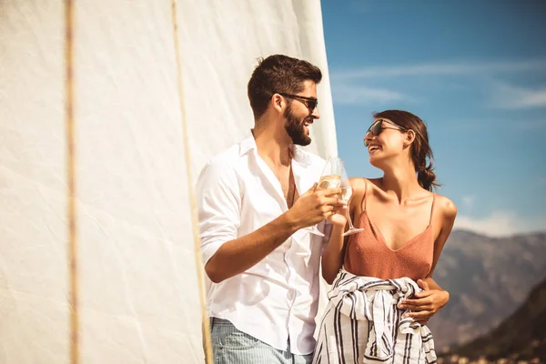 Liebespaar verbringt glückliche Zeit auf einer Jacht auf dem Meer. Luxus-Urlaub — Stockfoto