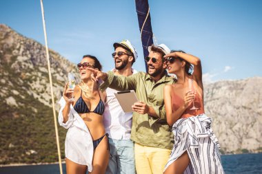 Arkadaş grubu bardak şampanya yatta gülümseyerek. Tatil, tr
