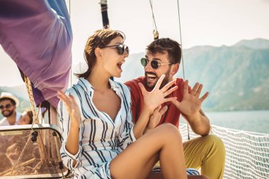 Sevgi dolu çift denizde bir yatta mutlu zaman harcama. Lüks vaca