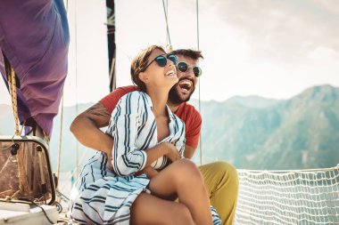 Sevgi dolu çift denizde bir yatta mutlu zaman harcama. Lüks vaca