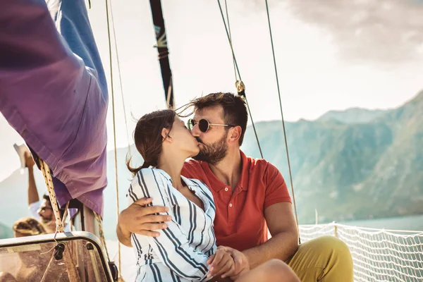 愛するカップルが海でヨットの上で幸せな時間を過ごします。高級のヴァカ — ストック写真