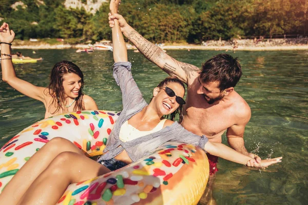 Jóvenes de moda se divierten nadando en vacaciones de verano — Foto de Stock