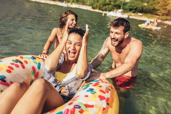 Jóvenes de moda se divierten nadando en vacaciones de verano — Foto de Stock