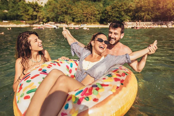 Jonge trendy mensen die plezier hebben met zwemmen in de zomervakantie — Stockfoto