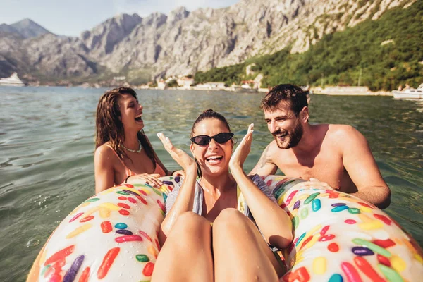 Jovens pessoas da moda se divertindo nadando em férias de verão — Fotografia de Stock