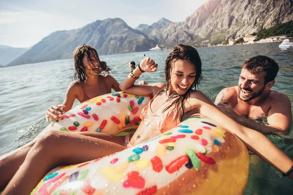 Jovens pessoas da moda se divertindo nadando em férias de verão — Fotografia de Stock