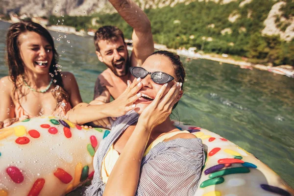 Jonge trendy mensen die plezier hebben met zwemmen in de zomervakantie — Stockfoto