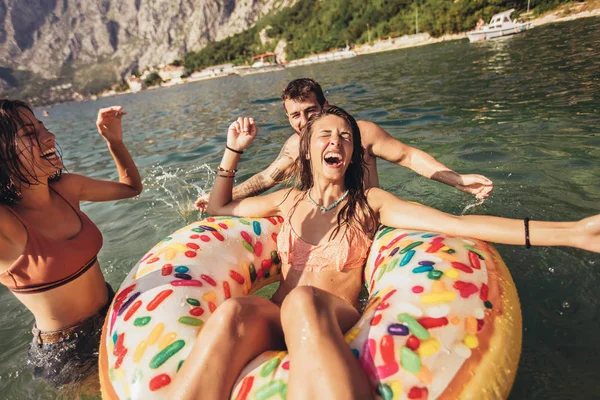 Jovens pessoas da moda se divertindo nadando em férias de verão — Fotografia de Stock