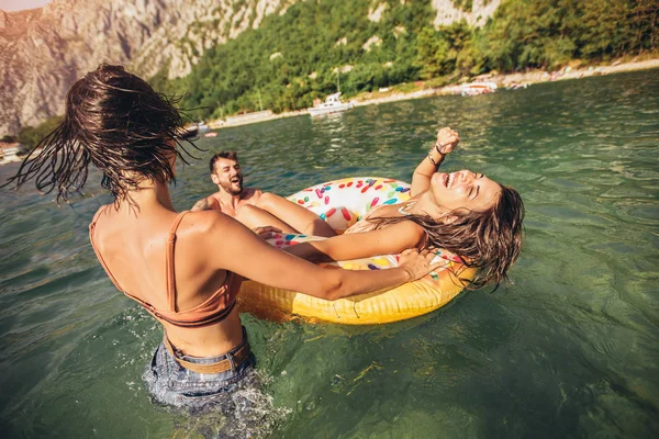 夏休みに楽しい水泳をしている若い流行の人々 — ストック写真