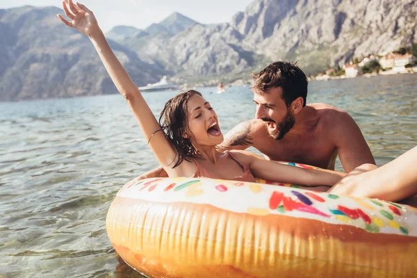 Jovem casal na moda se divertindo nadando em férias de verão — Fotografia de Stock