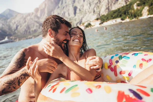 Young trendy couple having fun swimming in summer vacation — Stock Photo, Image