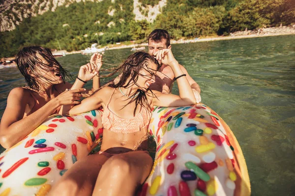 Jovens pessoas da moda se divertindo nadando em férias de verão — Fotografia de Stock