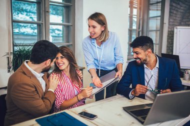 Genç bir çift yatırım tarımıyla bir toplantı için sözleşme imzalıyor.