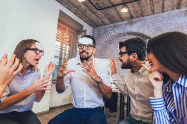 Mutlu iş ekibi şirket eğitiminde eğleniyor.