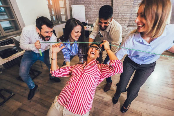 Gente de negocios haciendo ejercicio de entrenamiento en equipo durante team buildi — Foto de Stock