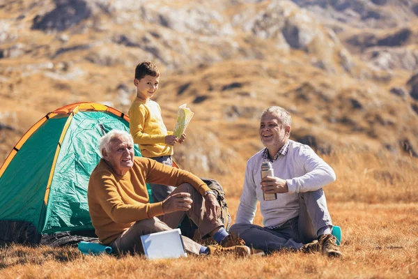 Tre generasjoner av familieleirer sammen om høsten . – stockfoto