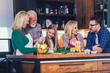 mutlu aile birlikte evde pişirme ve gülümseyerek