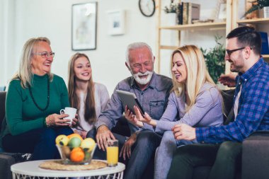 Birlikte vakit üç nesil aile portresi 