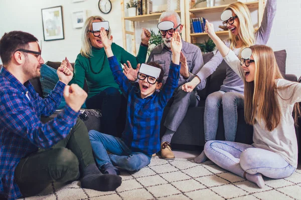 Retrato de una familia de tres generaciones pasando tiempo juntos en — Foto de Stock