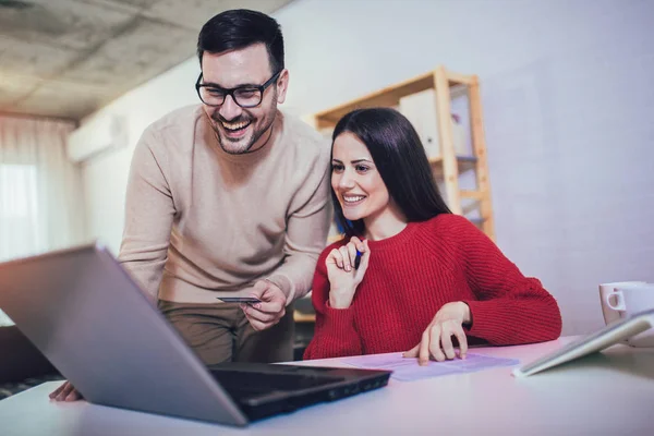 Happy couple doing business together working at small office on — Stock Photo, Image