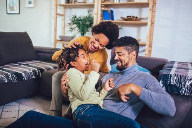 Mutlu bir Afro-Amerikan aile evde eğlenmek.