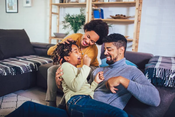 Feliz família afro-americana se divertindo em casa . — Fotografia de Stock