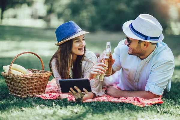 Par Ligger Piknikteppe Park Med Piknikkurv Full Frukt Bruker Digitale – stockfoto