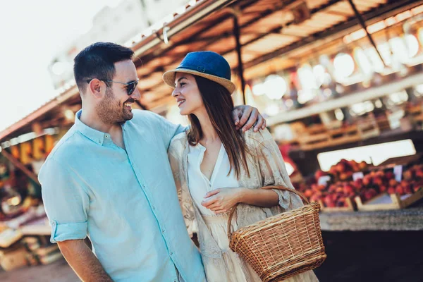 Junges Paar Kauft Einem Sonnigen Morgen Obst Und Gemüse Auf — Stockfoto