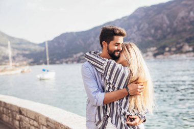 Denizin kenarında yaz zaman zevk aşk, Çift.