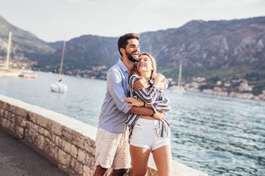 Denizin kenarında yaz zaman zevk aşk, Çift.