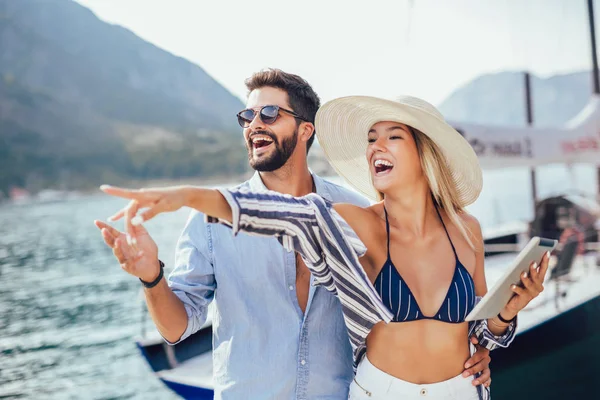 Mutlu Genç Çift Turistik Bir Deniz Beldesidijital Tablet Kullanarak Liman — Stok fotoğraf