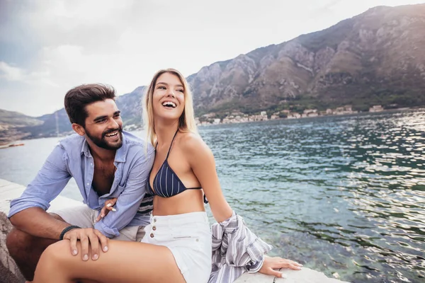 Paar Liefde Genieten Van Zomer Tijd Door Zee — Stockfoto