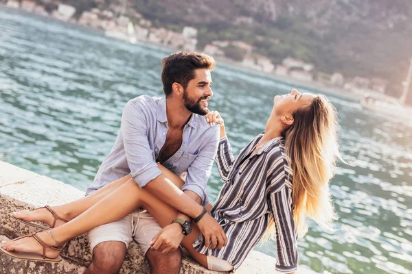 Paar Liefde Genieten Van Zomer Tijd Door Zee — Stockfoto