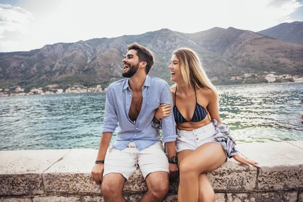 Pareja Enamorada Disfrutando Hora Verano Junto Mar — Foto de Stock