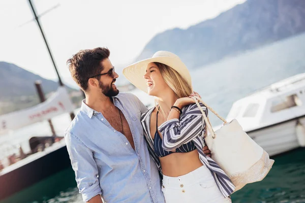 Casal Apaixonado Curtindo Verão Beira Mar — Fotografia de Stock