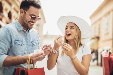 Dondurma ve alışveriş torbaları ile alışveriş gülümseyen çift 