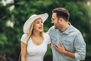 Mutlu genç çift dışarıda eğleniyor ve gülümsüyor.. 