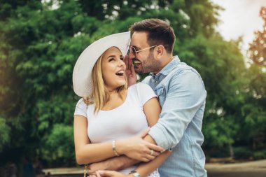 Mutlu genç çift dışarıda eğleniyor ve gülümsüyor.. 