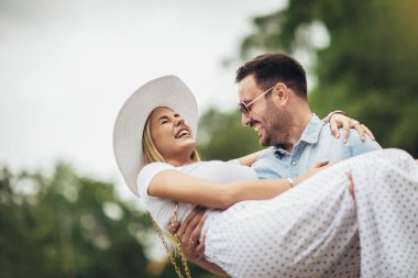 Mutlu genç çift dışarıda eğleniyor ve gülümsüyor.. 